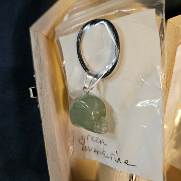 Green aventurine skull & coffin, + skeleton, gemstone pendants, jewelry box - Picture 4 of 9